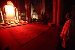 Karwoche und Ostern 2012 im Stift Heiligenkreuz Die Stiftskirche ist verdunkelt, nur das Fastentuch leuchtet noch. Die Schmerzensstunden Jesu. O Du unschuldiges Lamm, was hast Du für uns gelitten !!!