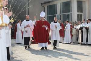 Palmsonntag-Liturgie Mit Weihwasser segnent Abt Gregor die Palmzweige und die Teilnehmer.
