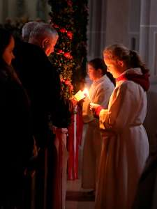OsterNachtFeier in Haag Ministranten geben das Osterlicht weiter.